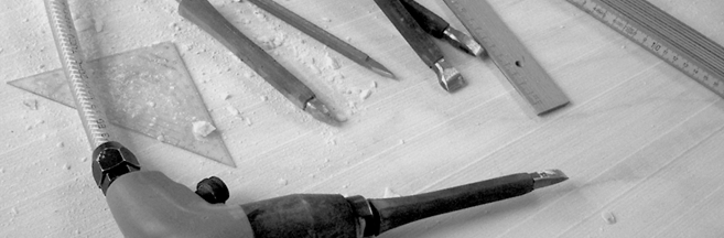 Steinmetzwerkzeuge auf Tisch - Symbolbild für Stellenangebote